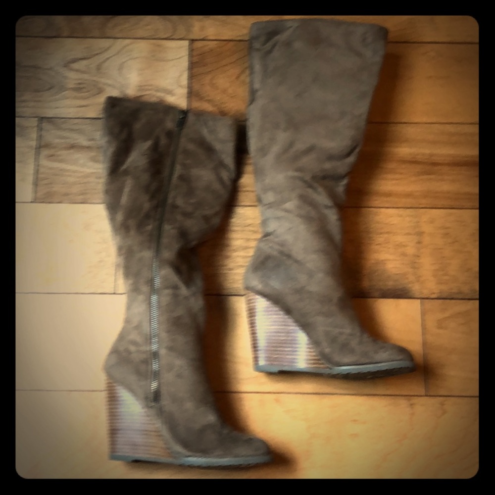 Leia Stone wedge boots size 7.5 Like new